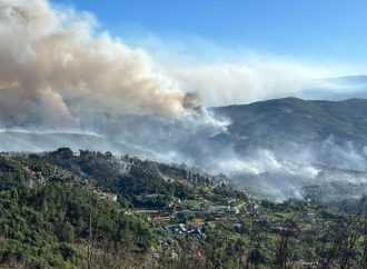 البرتغال تكافح 3 حرائق غابات كبيرة مع ارتفاع الحرارة في الصيف