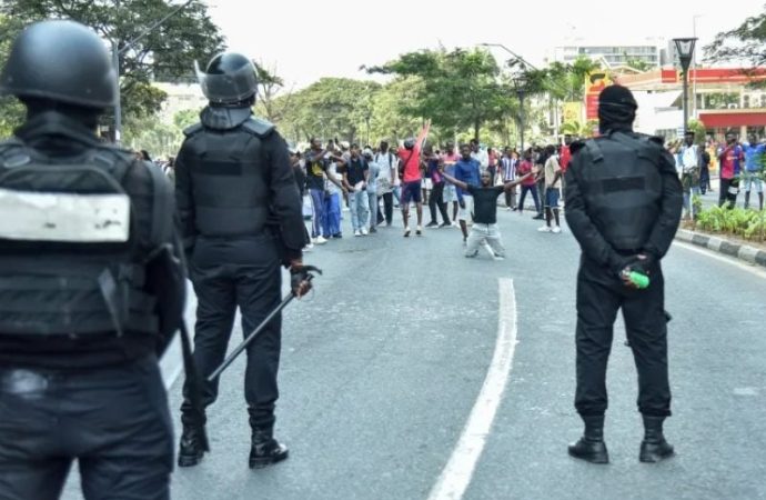 مقتل 4 واعتقال المئات في أنغولا في احتجاجات على رفع أسعار الوقود