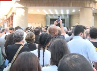 حشود امام مستشفى خوري استعدادا لمرافقة نعش زياد الرحباني الى المحيدثة