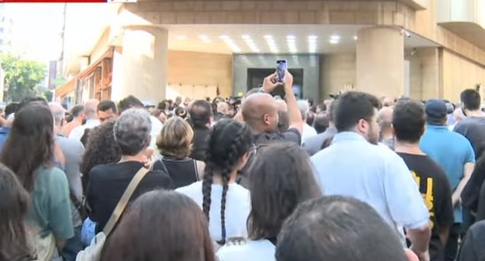 حشود امام مستشفى خوري استعدادا لمرافقة نعش زياد الرحباني الى المحيدثة