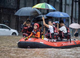 ثلاثون قتيلا في بكين وإجلاء أكثر من 80 ألف شخص إثر أمطار غزيرة