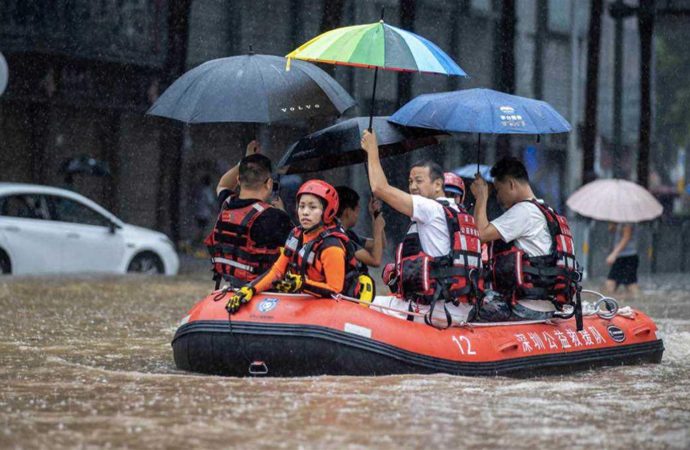 ثلاثون قتيلا في بكين وإجلاء أكثر من 80 ألف شخص إثر أمطار غزيرة