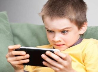 قبل أن تعطي هاتفاً لطفلك… اقرأ هذه الدراسة المقلقة