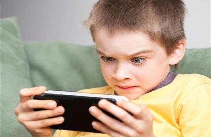 قبل أن تعطي هاتفاً لطفلك… اقرأ هذه الدراسة المقلقة