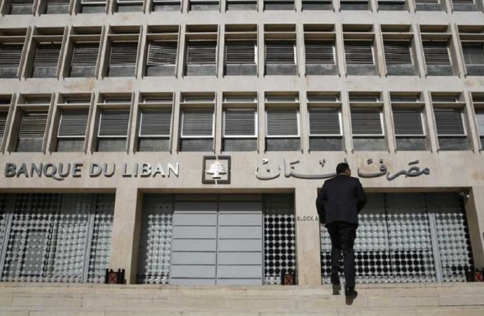 لبنان يمهّد لحل أزمة المودعين بإقرار قانون إصلاح المصارف
