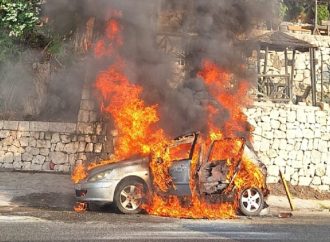 إندلاع النيران في سيارة عند مدخل شكا