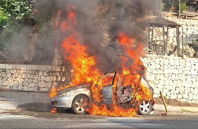 إندلاع النيران في سيارة عند مدخل شكا