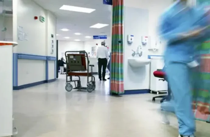 غافل العناصر الأمنية… هروب سجين من المستشفى في طرابلس!