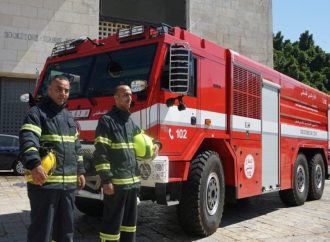 فرق الدفاع المدني تعمل للسيطرة على حرائق في الجنوب