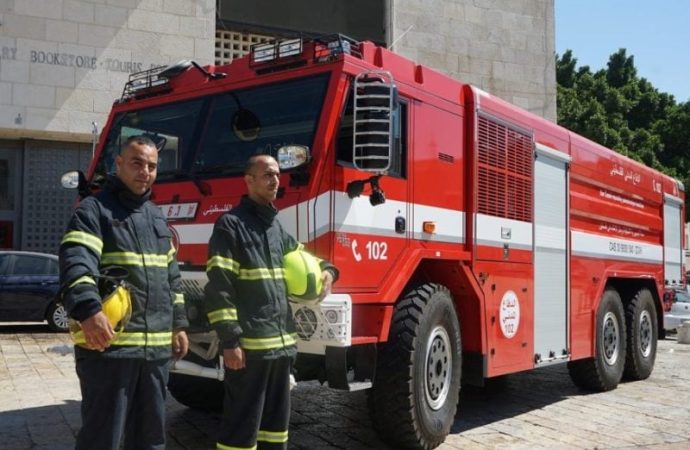 فرق الدفاع المدني تعمل للسيطرة على حرائق في الجنوب