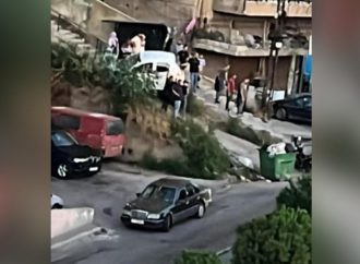 سيّارة تتسلّق درجًا في طرابلس!