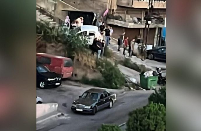 سيّارة تتسلّق درجًا في طرابلس!