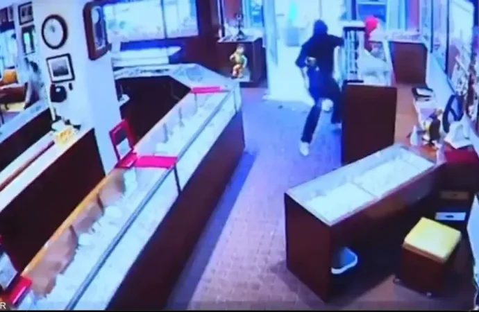 بـ 90 ثانية فقط.. سرقوا مجوهرات بقيمة 2 مليون دولار