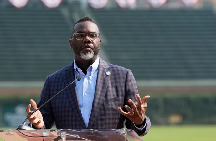 عمدة شيكاغو يهاجم خطة ترامب لنشر الحرس الوطني