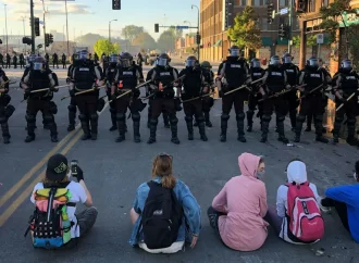 حكم بتعويض “ضخم” لمتظاهر أميركي بعد إصابته