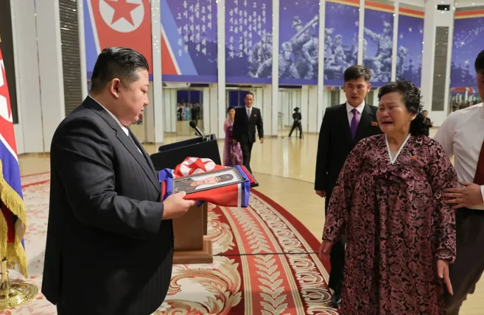 كيم جونغ أون يعزي أسر 101 جندي قتلوا في أوكرانيا