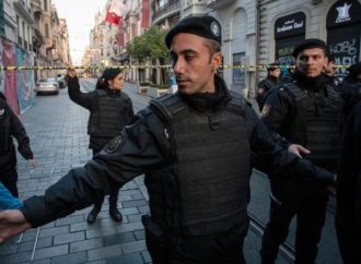 تركيا تعتقل 40 شخصا بينهم رئيس بلدية بيوغلو بتهم فساد