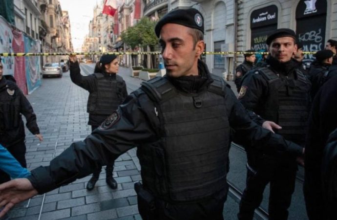 تركيا تعتقل 40 شخصا بينهم رئيس بلدية بيوغلو بتهم فساد