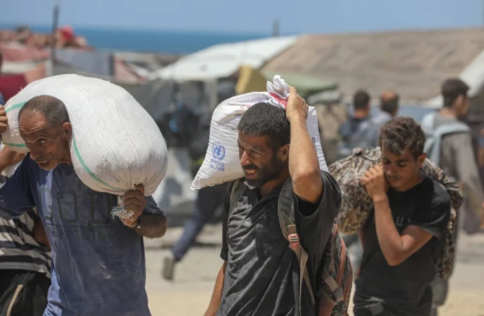 شاحنات تحمل أدوية ومستلزمات طبية ستدخل غزة اليوم عبر «الصحة العالمية»