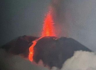 بركان كليوتشيفسكوي يقذف “قنابله