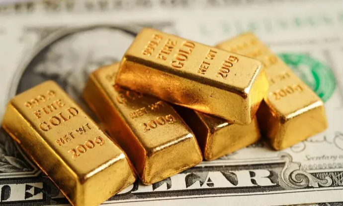 الذهب يتراجع من أعلى مستوى في أسبوعين مع صعود الدولار