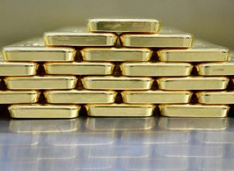 العقود الآجلة للذهب تصعد لمستوى قياسي بعد تقرير عن رسوم جمركية