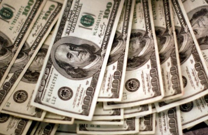 الدولار يحافظ على مكاسبه بعد بيانات تضخم أمريكية مرتفعة