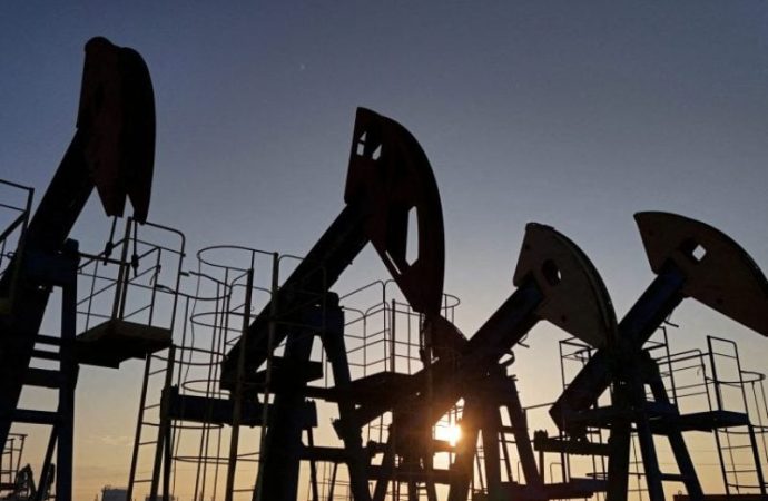 النفط يتجه لتكبد أكبر خسائر أسبوعية منذ يونيو بفعل الرسوم الجمركية