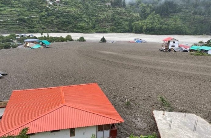 عشرات القتلى ومئات المفقودين في فيضانات وانهيارات أرضية في الشطر الهندي من كشمير