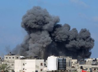 قصف جوي إسرائيلي يستهدف فريقاً لتأمين المساعدات بدير البلح ومنزلاً شمال غرب غزة