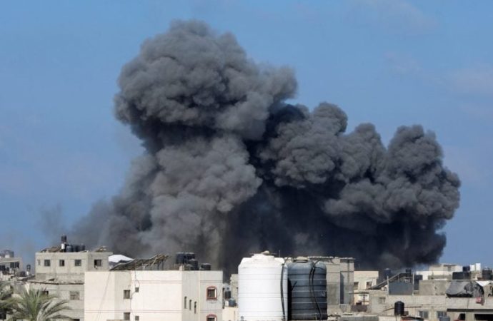 قصف جوي إسرائيلي يستهدف فريقاً لتأمين المساعدات بدير البلح ومنزلاً شمال غرب غزة