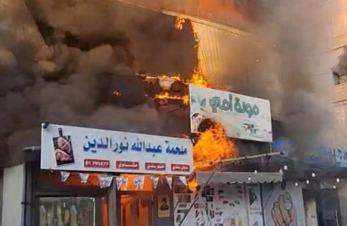 حريق كبير يلتهم مبنى في ‎كفرمان