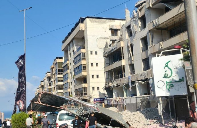 سقوط سور حديدي تابع لأحد الأبنية التي يجري ترميمها  على السيارات والمارة عند السفارة الكويتية