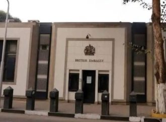مصر ترفع الحواجز عن السفارة البريطانية.. ولندن تغلق المبنى مؤقتًا لمراجعة الإجراءات