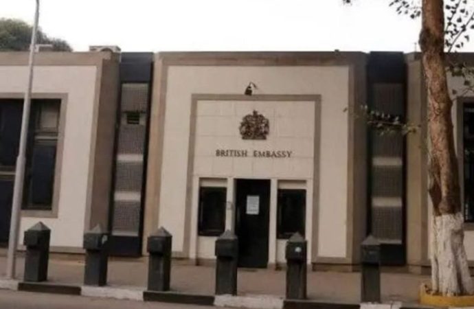 مصر ترفع الحواجز عن السفارة البريطانية.. ولندن تغلق المبنى مؤقتًا لمراجعة الإجراءات