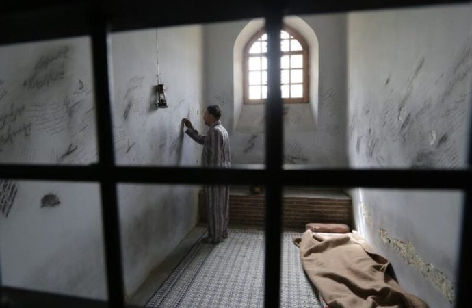 بين السجن والمقايضة.. إيران تفرض شروطًا قاسية على بحارَيْن يمنيين