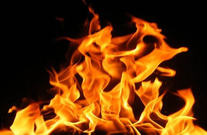 حريق كبير قرب المستشفى… والدفاع المدني يتدخّل