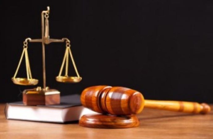 الادعاء على وزير سابق بالرشوة والإثراء غير المشروع