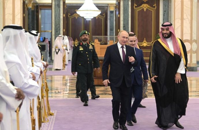 بوتين يُطلع ولي العهد السعودي على اتصالاته مع ترامب