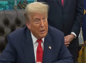 ترامب يفرض رسومًا جمركية مرتفعة على عشرات الدول