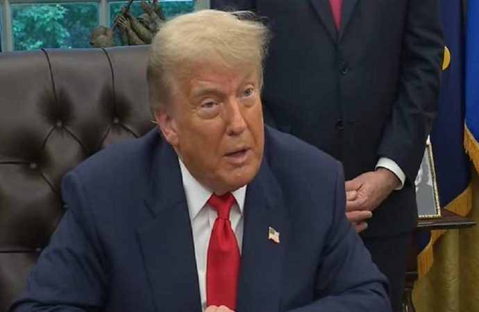 ترامب يفرض رسومًا جمركية مرتفعة على عشرات الدول