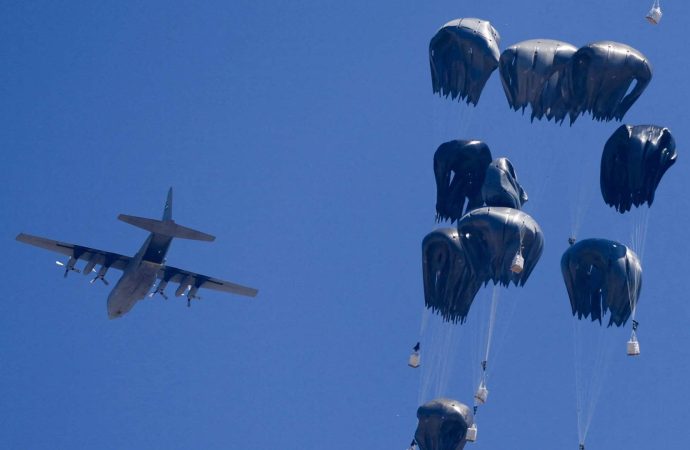 الجيش الألماني يبدأ بإسقاط المساعدات على غزة جوا