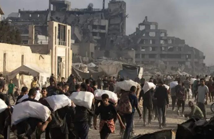 الدفاع المدني بغزة: استشهاد 11 فلسطينيا اثنان منهم بانتظار المساعدات