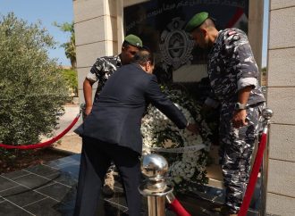 وضع إكليل من الزهر عند النصب التذكاري لشهداء الأمن العام في مرفأ بيروت