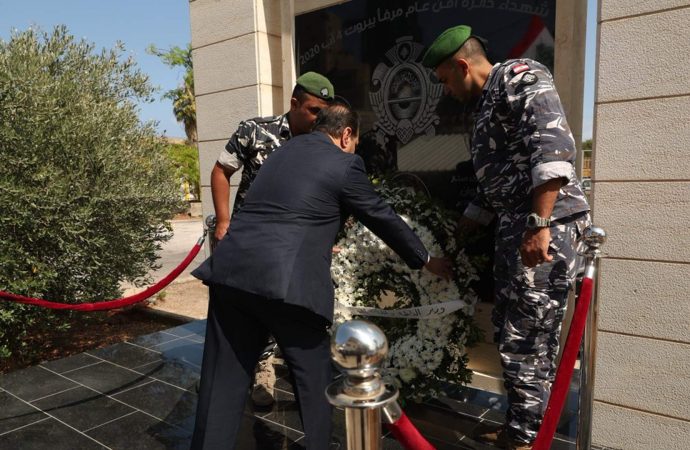 وضع إكليل من الزهر عند النصب التذكاري لشهداء الأمن العام في مرفأ بيروت