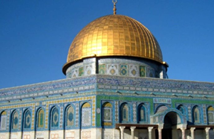 إسرائيل تبعد مفتي القدس والأراضي الفلسطينية 6 أشهر عن المسجد الأقصى