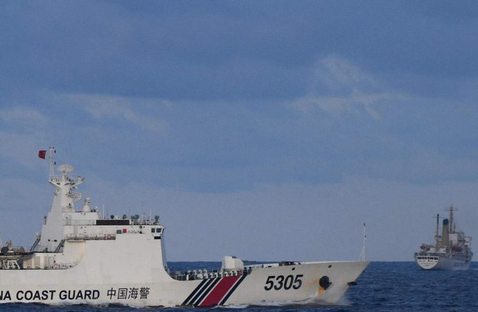 خفر السواحل الصيني يطرد سفنا فلبينية قرب جزر سكاربورو شول
