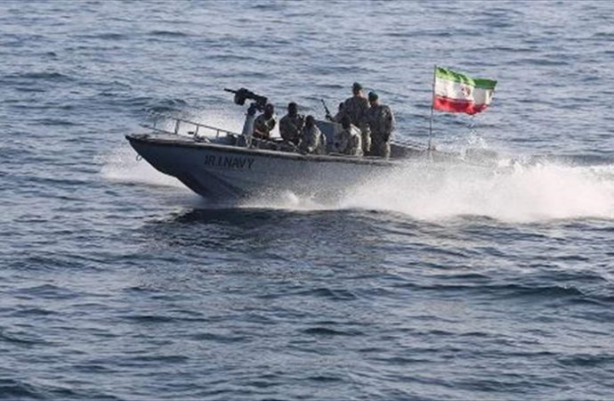 إيران تحتجز سفينة أجنبية بشبهة تهريب الوقود
