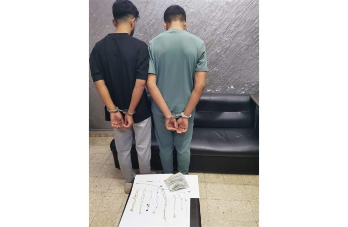 دخلا منزل مواطنة عبر التسلّق وسرقا مبلغًا ماليّا ومجوهرات…