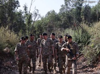 قائد الجيش يتفقد موقع انفجار مخزن الأسلحة والذخائر في وادي زبقين – صور